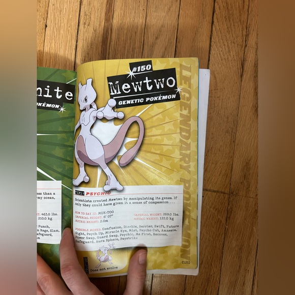 Scholastic Pokémon Collector's Guide with Green Cover - Picture 4 of 8